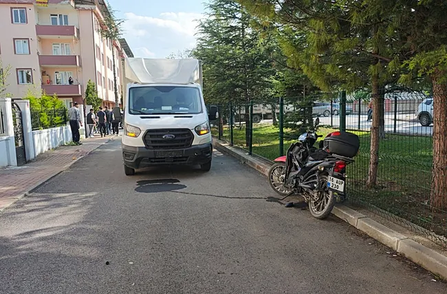 okuldan-cikan-kardesini-almaya-gidiyordu-motosikletli-adama-kamyonet-carpti-1745597158649.jpeg