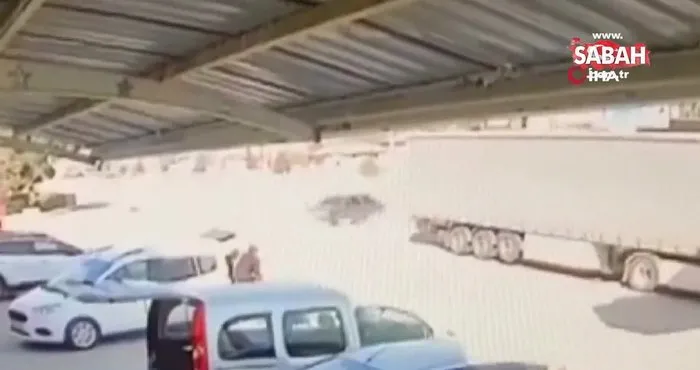 Direksiyonu kilitlenen otomobilin beton bloğa çarpma anı kamerada | Video