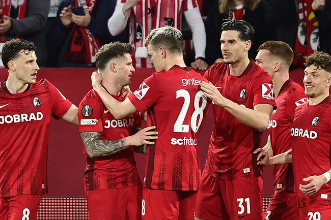 aston-villa-ve-freiburg-avrupa-liginde-ilk-zafer-pesinde-1779179205437.jpg