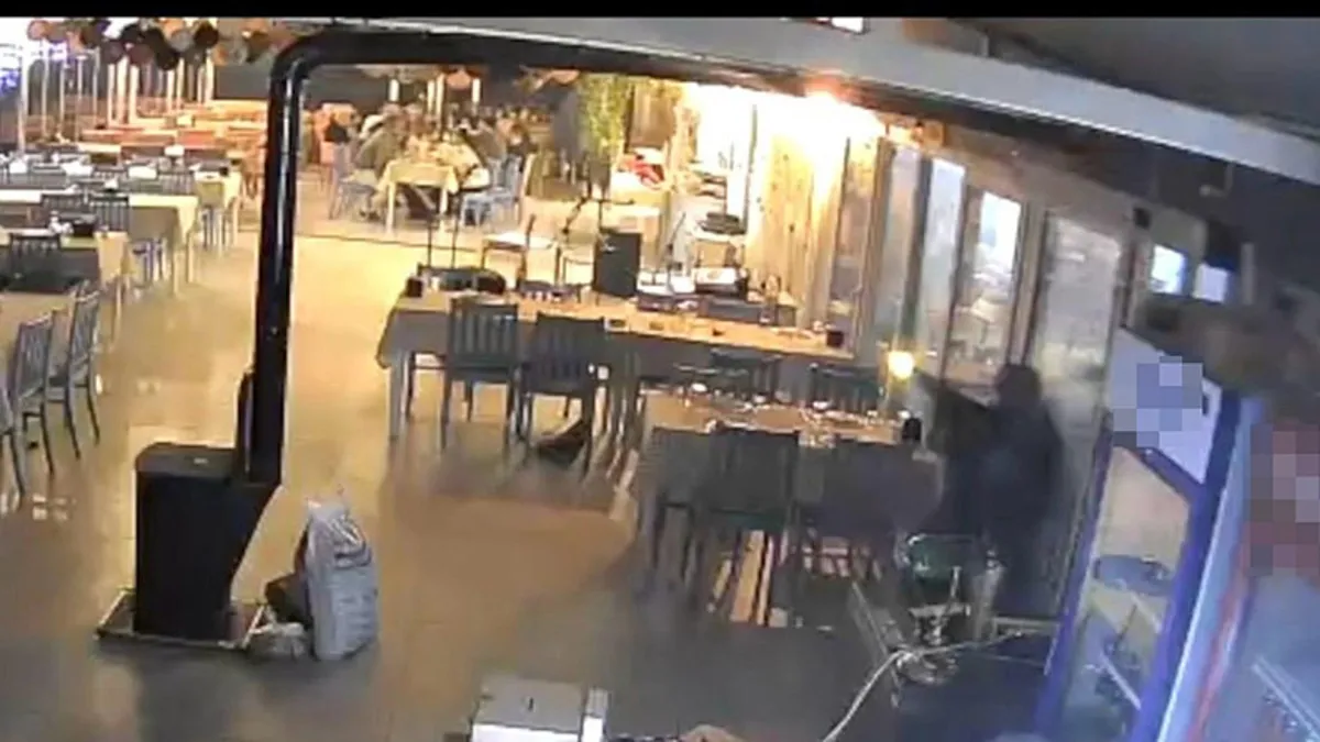 Arsız müşteri istediği olmayınca restorana tüfekle saldırdı: 1 ölü, 3 yaralı! Arsız müşteri istediği olmayınca restorana tüfekle saldırdı: 1 ölü, 3 yaralı!