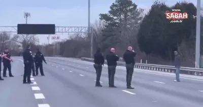 ABD’de polisler yolu trafiğe kapatan adama kurşun yağdırdı | Video