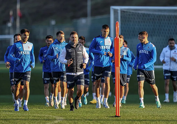 trabzonsporda-isler-rayina-oturdu-abdullah-avcidan-mesaj-1701237646649.jpg