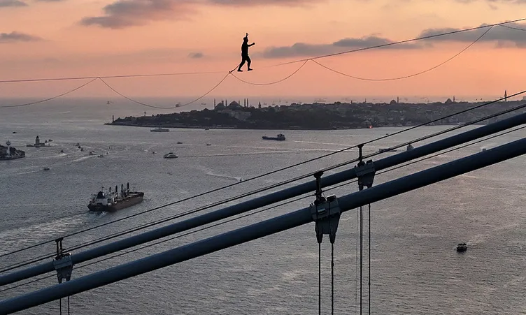 15 Temmuz Şehitler Köprüsü’nde tarihi anlar! İp üstünde kıtalar arası yürüyüş
