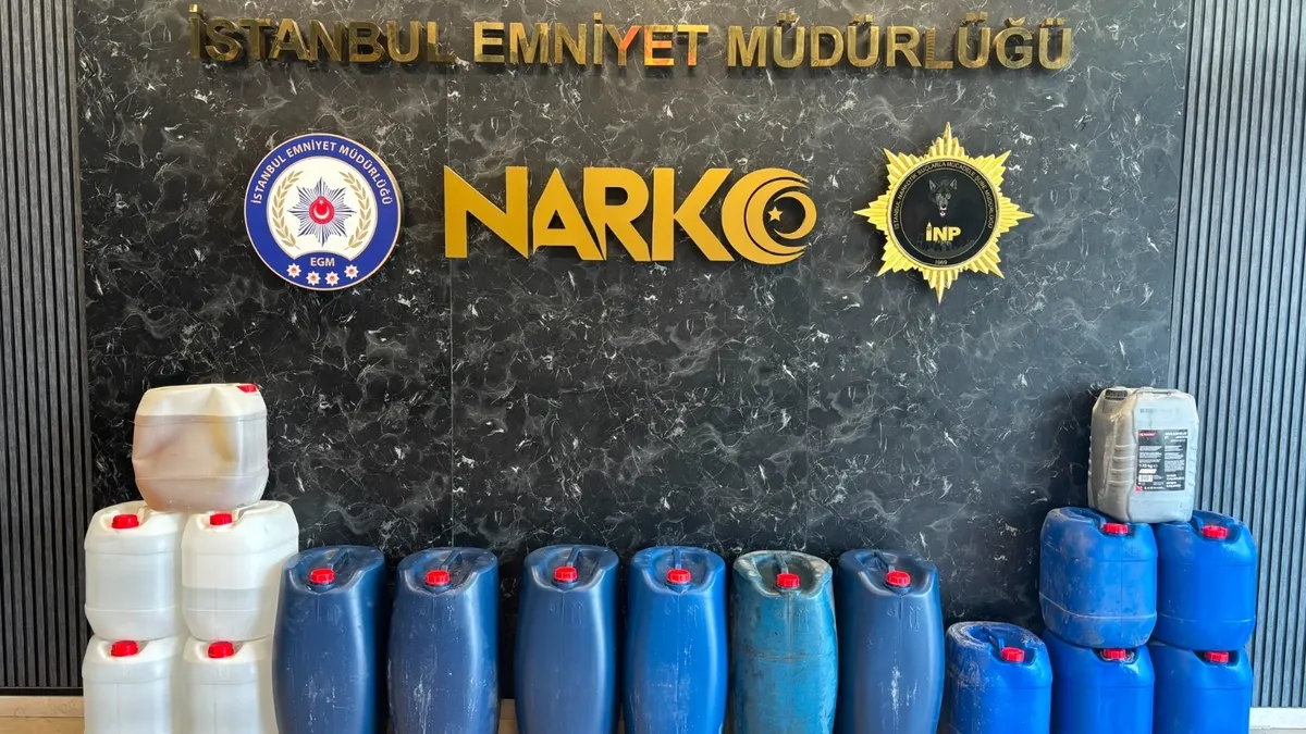 İstanbul'da polis tarafından durdurulan ve içinde uyuşturucu bulunan yolcu otobüsü.