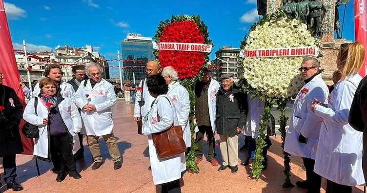 Taksim Cumhuriyet Anıtı’na sağlık çalışanları çelenk bıraktı