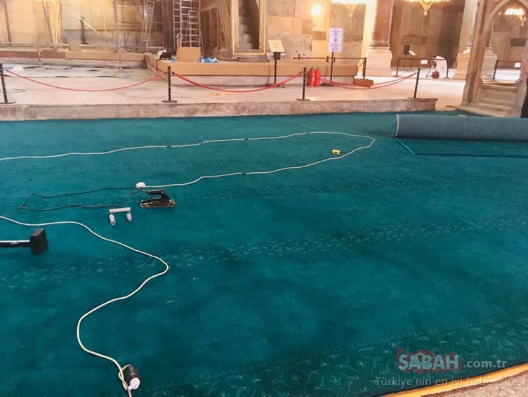 Εικόνες της τελευταίας στιγμής και όλες οι εξελίξεις από την Αγία Σοφία που προετοιμάστηκαν για την προσευχή της Παρασκευής