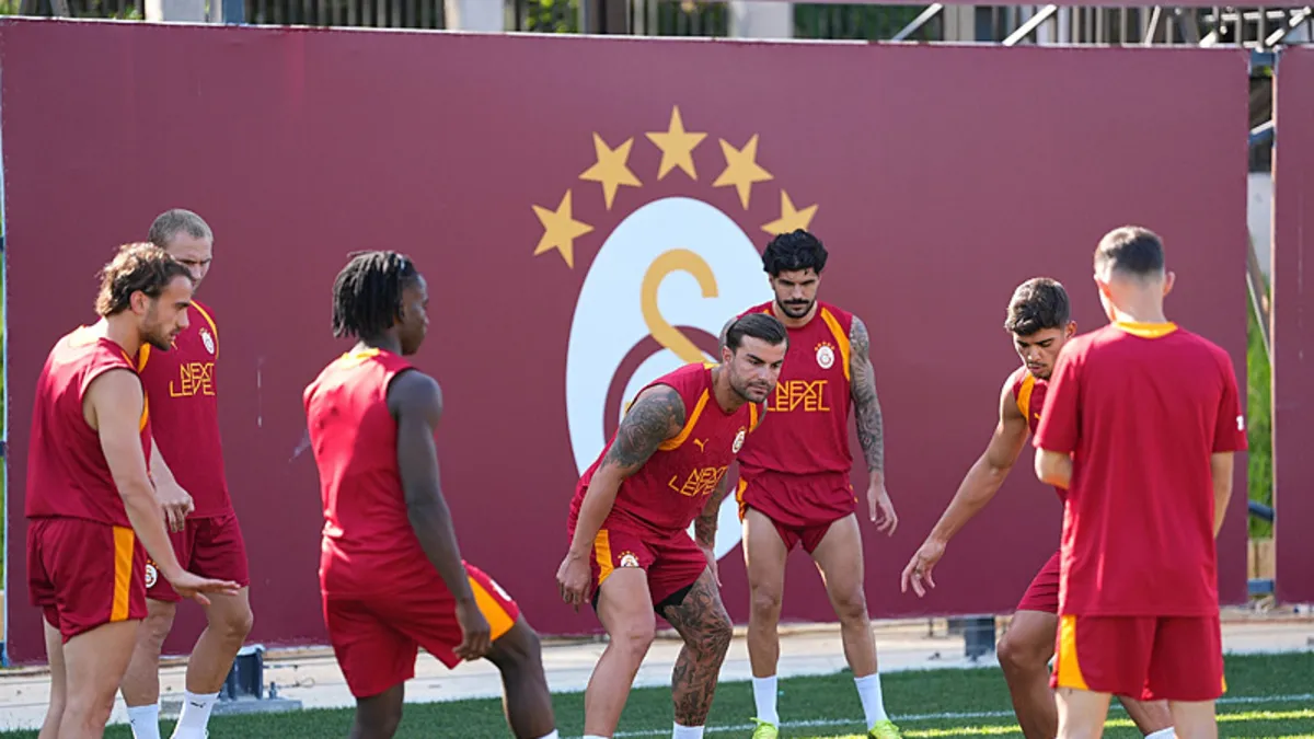Galatasaray futbol takımı antrenman yaparken