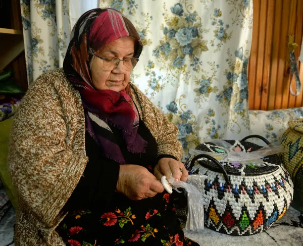 alisveris-posetlerini-cope-atmak-yerine-kullanisli-esyalara-donusturuyor-1698213917740.jpg