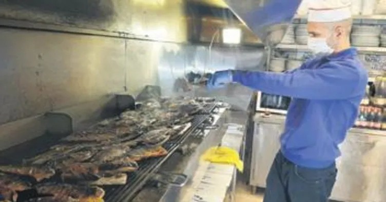 Sağlıkçılara iftar için balık jesti