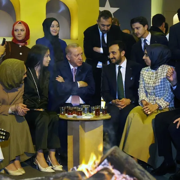 cumhurbaskani-erdogandan-ramazan-etkinligindeki-genclere-surpriz-ziyaret-1742070102349.jpg