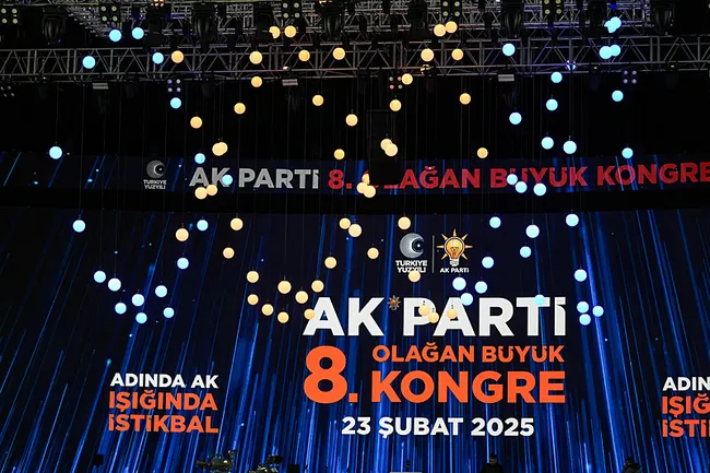 ak-partide-8-olagan-buyuk-kongre-hazirliklari-tamamlandi-baskan-erdogan-hangi-mesajlari-verecek-1740251285738.jpeg