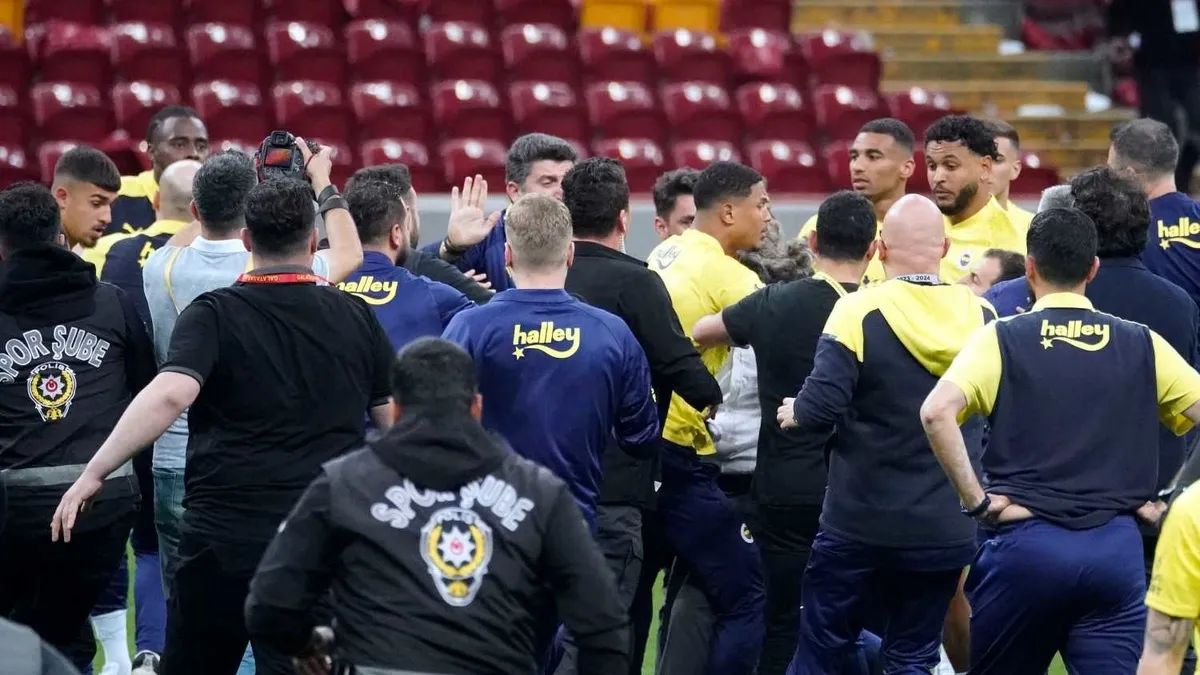 Mert Hakan Yandaş ve Jayden Oosterwolde’ye hapis cezası! Derbi davasında karar çıktı Mert Hakan Yandaş ve Jayden Oosterwolde’ye hapis cezası! Derbi davasında karar çıktı