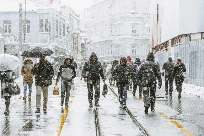 son-dakika-meteorolojiden-istanbul-icin-firtina-ve-kar-uyarisi-tarih-verildi-sicakliklar-10-derece-birden-duse-1767964489107.jpg