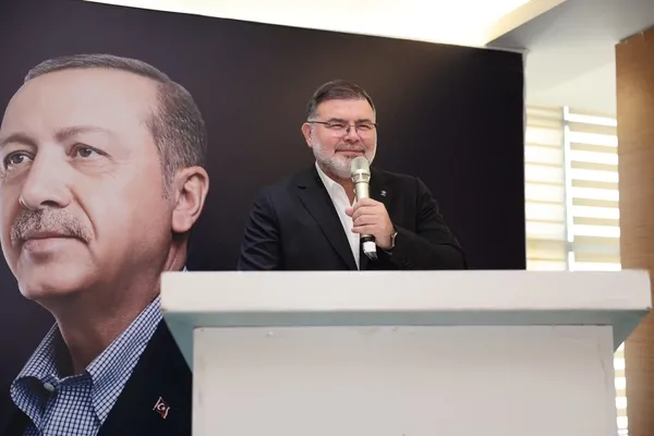 ak-parti-izmir-il-baskani-bilal-saygili-ak-partinin-basarisinda-burada-bulunan-her-bir-dava-insaninin-alin-ter-1781183572337.jpg