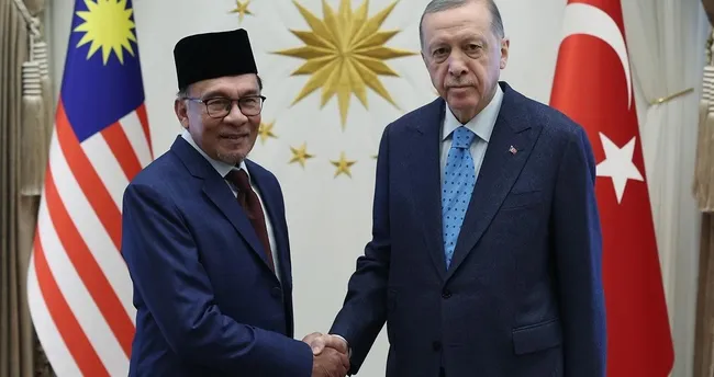 Başkan Erdoğan Malezya Başbakanı Enver İbrahim'i kabul etti Başkan Erdoğan Malezya Başbakanı Enver İbrahim'i kabul etti