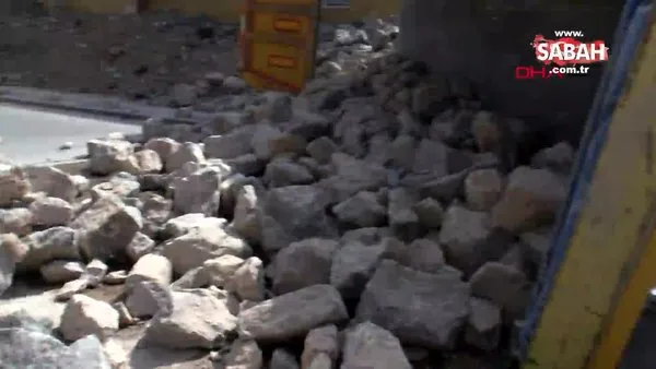 İstanbul'da taş yüklü hafriyat kamyonu devrildi