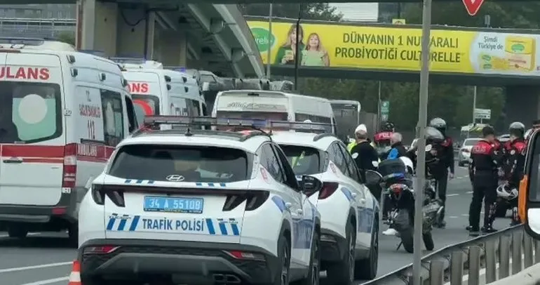 Zeytinburnu’nda motosikletli polis ekibi taksiye çarptı: 2 polis yaralı