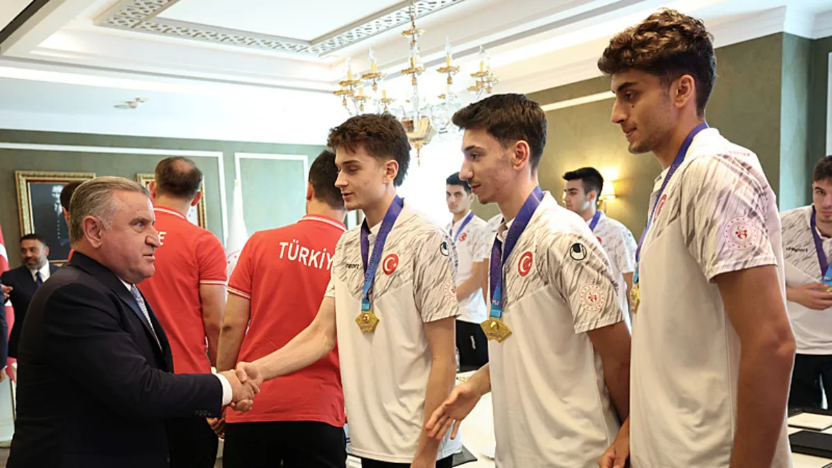 Gençlik ve Spor Bakanı Osman Aşkın Bak, şampiyon voleybol takımı ile birlikte