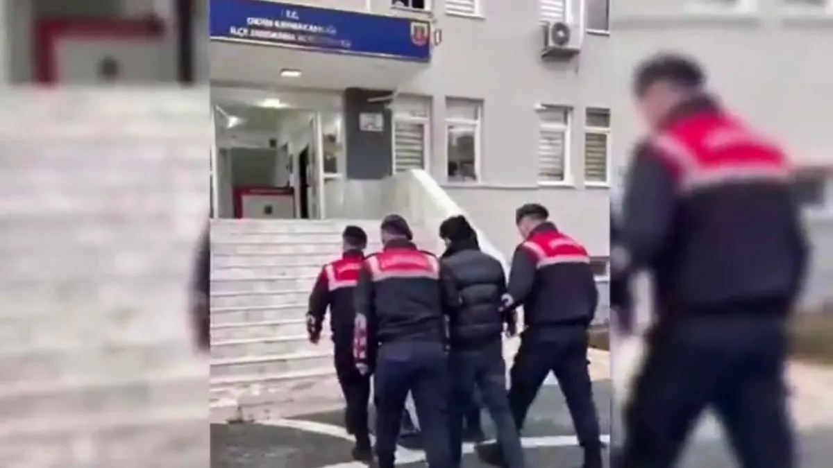 Göçmen kaçakçılığına yönelik operasyon: 101 düzensiz göçmen, 2 organizatör yakalandı Göçmen kaçakçılığına yönelik operasyon: 101 düzensiz göçmen, 2 organizatör yakalandı