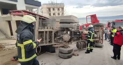 Kum yüklü kamyon devrildi! 1 yaralı