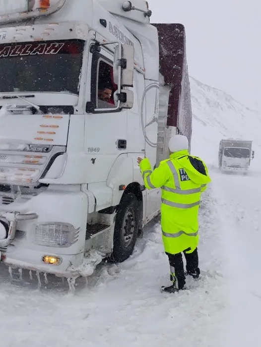 Son dakika: Erzincan-Sivas karayolunda ulaşıma kar engeli