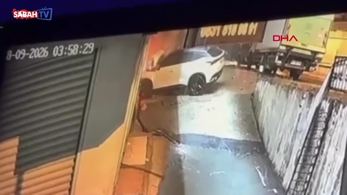Beylikdüzü'nde otomobil iş yeri duvarına çarptı! Sürücünün ağır yaralandığı feci kaza kamerada