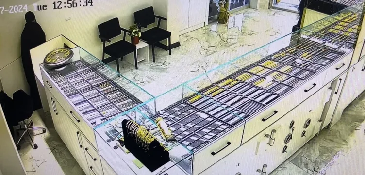 Bursa’da film gibi hırsızlık! Önce kuyumcuyu sonra müşteriyi soydular! İşte o anlar...