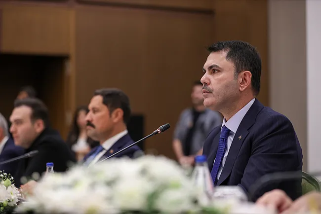 Bakan Kurum, yerli ve yabancı gazetecilere asrın inşa seferberliğini anlattı: Muazzam bir koordinasyonla çalışıyoruz