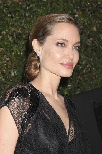 Angelina Jolie hiç durmadan kilo veriyor
