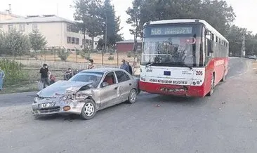 Belediye otobüsü ile otomobil çarpıştı: 2 yaralı