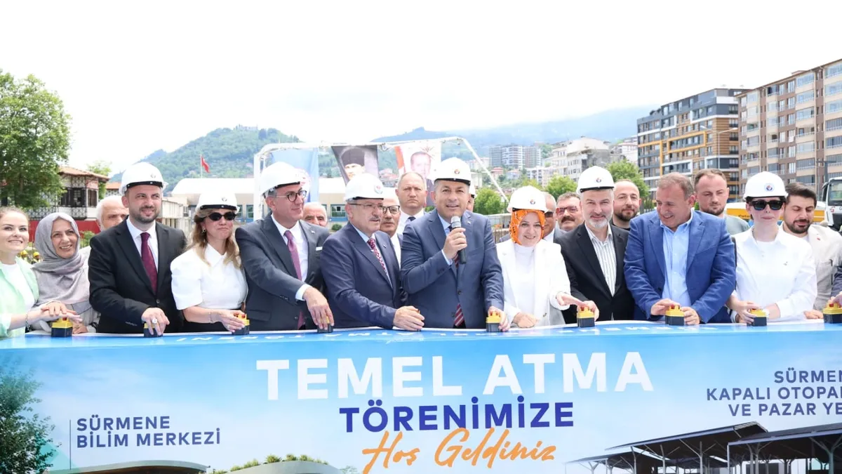Sürmene'de Emine Bayraktar Bilim Merkezi ve kapalı otopark-pazar yerinin temel atma töreninden genel görünüm.