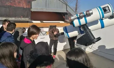 Gençlere astronomi eğitimi veriyor