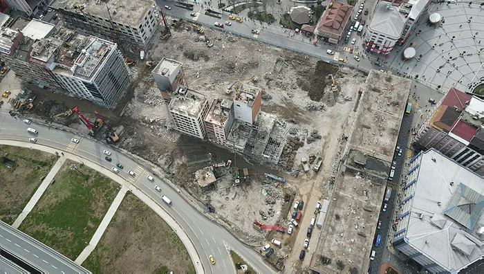 kent-meydaninda-toplanip-film-gibi-izlediler-oturacak-yer-yok-ayakta-bakiyoruz-1615980220814.jpg Koronavirüs haritasında kırmızı olan Rize’de vatandaşlar toplanıp inşaat yıkımını izliyorlar - 4