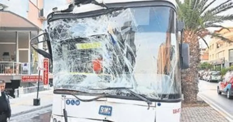 Urla’da iki ESHOT otobüsü çarpıştı