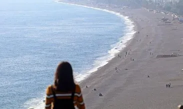 Antalya’da güneşli havayı fırsat bilenler sahillerde vakit geçirdi