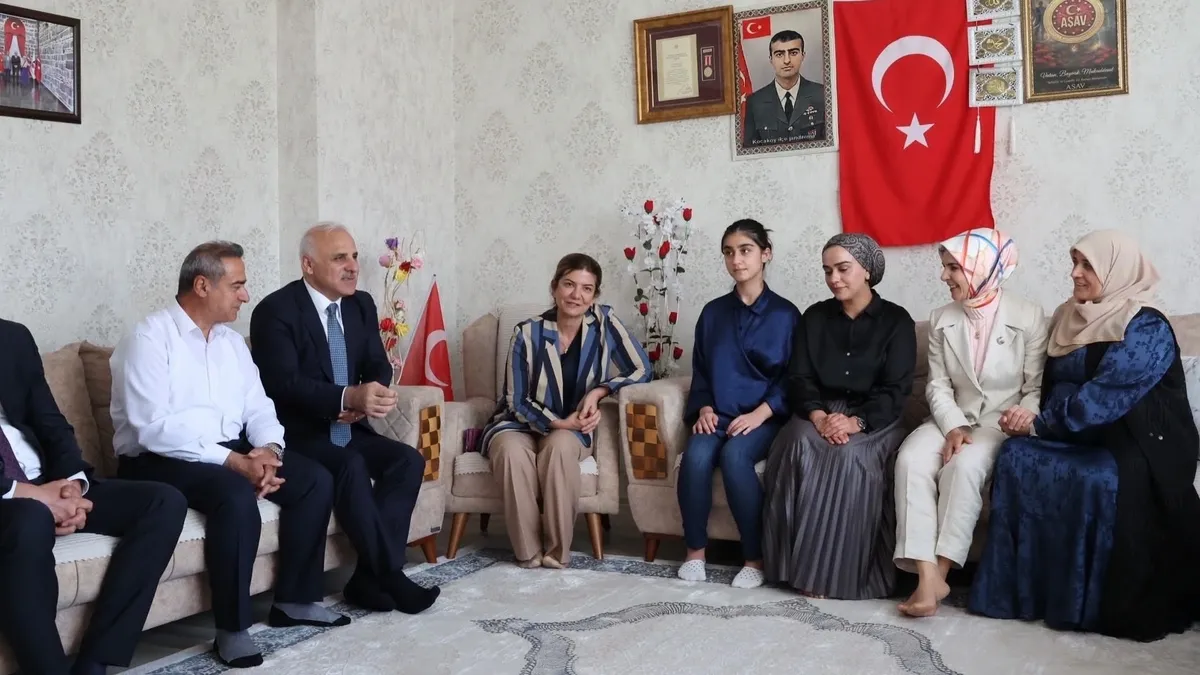 Bakan Göktaş, Diyarbakır’da şehit ailesini ziyaret etti Bakan Göktaş, Diyarbakır’da şehit ailesini ziyaret etti