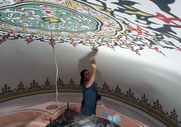 Tarihi Rüstem Paşa Camii'nin hatlarına kadın eli değdi
