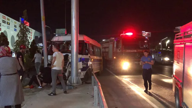 bursada-feci-kaza-yolcu-minibusu-direge-carpti-cok-sayida-yarali-var-1654288171878.jpg