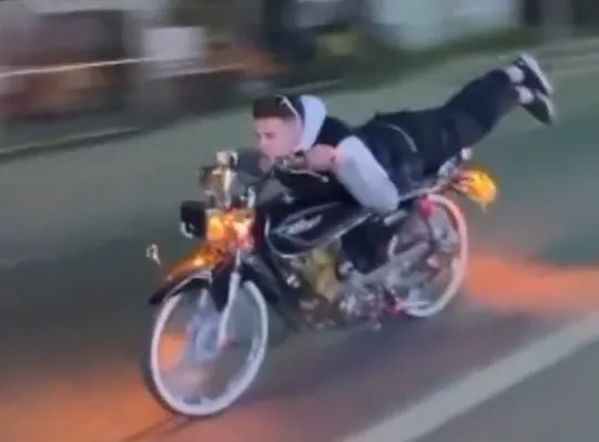 motosikletin-uzerine-uzanip-sov-yapmisti-bursa-o-surucuye-rekor-ceza-1777445858546.jpg