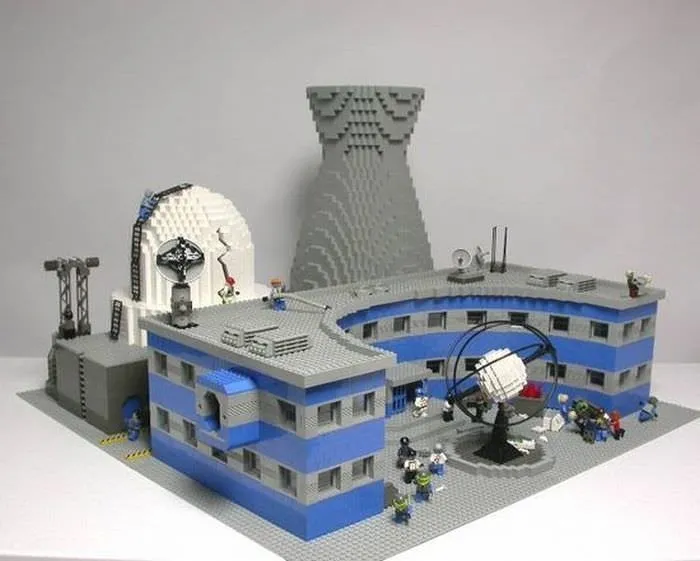 Конструктор будущего. LEGO атомная электростанция. LEGO набор атомная станция. Лего градирня. Удивительные лего постройки.