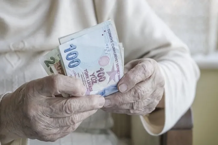 Emekli maaşları bayramdan önce hesaplara yatacak mı? Gözler Başkan Erdoğan’da! 2024 Nisan ayı emekli maaşları takvimi
