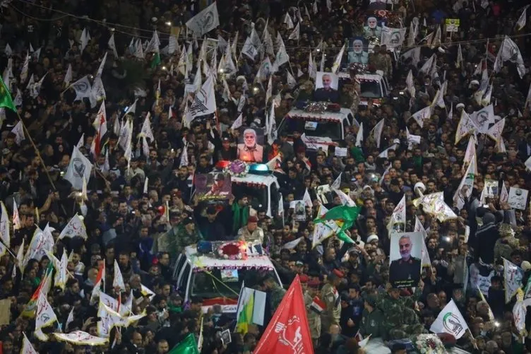 Binlerce İranlı sokağa döküldü! Kasım Süleymani için Ahvaz'da cenaze töreni...