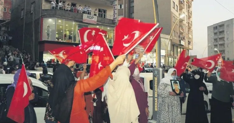 Annelerden HDP önünde evlat eylemi