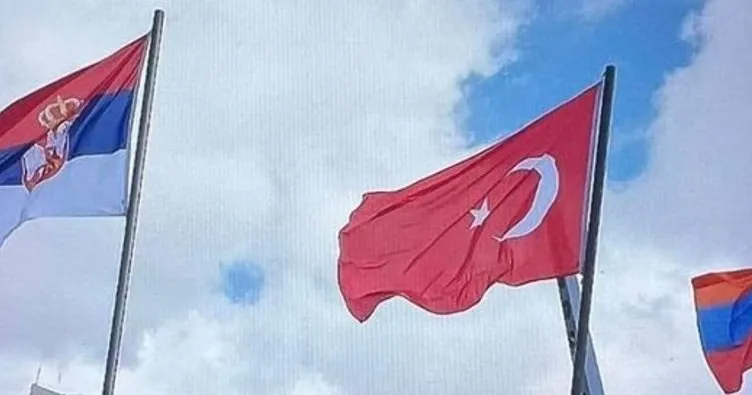 Güney Kıbrıs’ta Türk bayrağına büyük saygısızlık! Resmi görevliler elleriyle indirdi!
