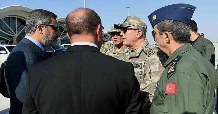Komutanlar Suriye sınırında