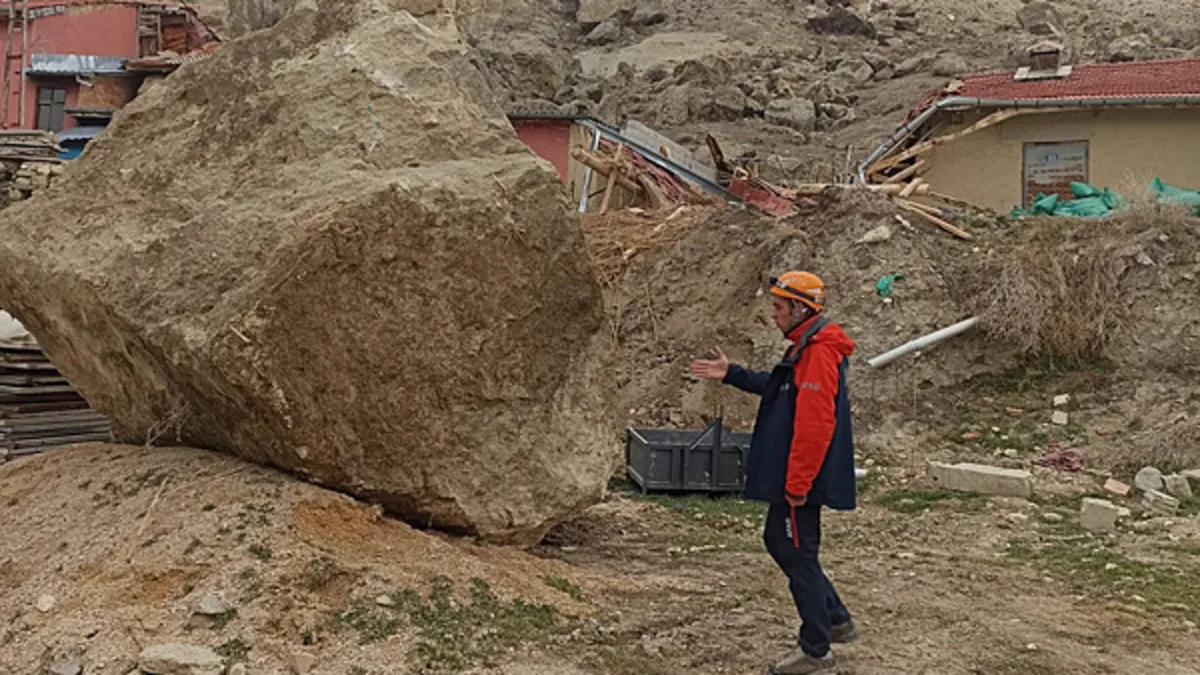 Konya’da kaya parçası ahırın üzerine düştü: 1 hayvan telef oldu! Konya’da kaya parçası ahırın üzerine düştü: 1 hayvan telef oldu!