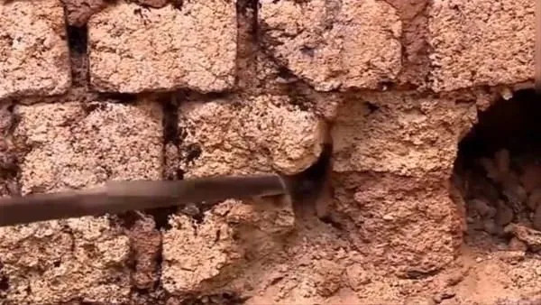Duvarın içinden bakın ne çıktı!