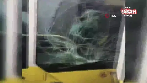 Burhaniye metrobüs durağında iki metrobüs çarpıştı