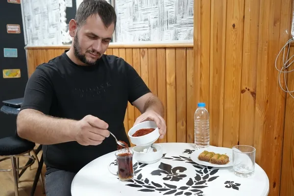 yer-samsun-gorenler-gozlerine-inanamiyor-caya-tatliya-suya-bile-pul-biber-atiyor-1791958587523.jpg