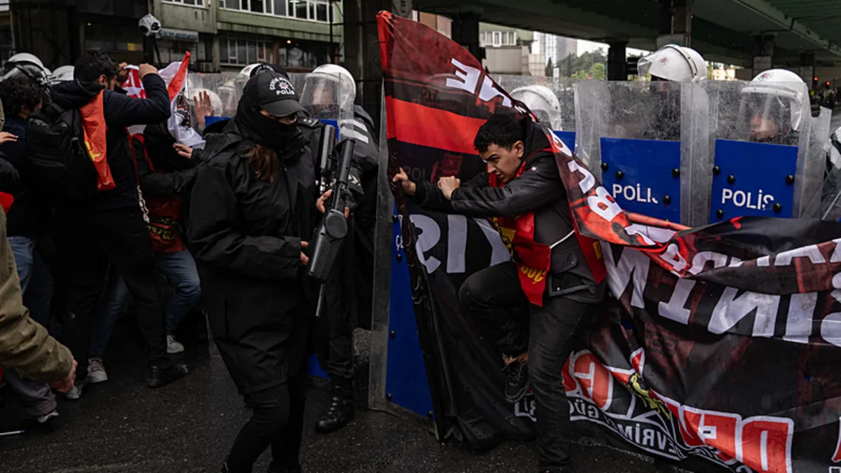 SON DAKİKA: İstanbul'da 1 Mayıs bilançosu: 575 kişi gözaltında SON DAKİKA: İstanbul'da 1 Mayıs bilançosu: 575 kişi gözaltında